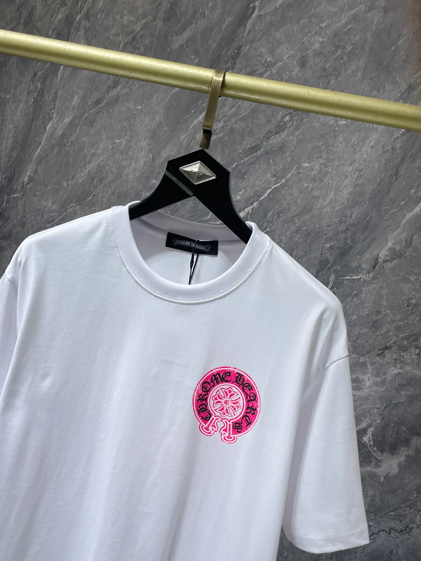 P144 New Chrome Hearts 25ss luminous version for summer! High-weight, environmentally friendly and high-quality top-quality fabric 260g~270g Crow distressed cross luminous short-sleeves. Counter synchronization. Re-engraved version 1:1. Recommended color: black, white. Size: S, M, L, XL.